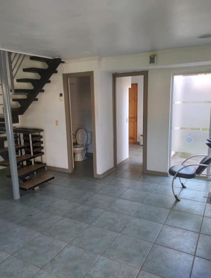 BAÑO, COCINA, ESCALA AL SEGUNDO PISO
