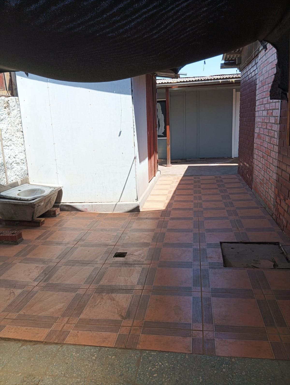 Estacionamiento a bodega y a patio interior