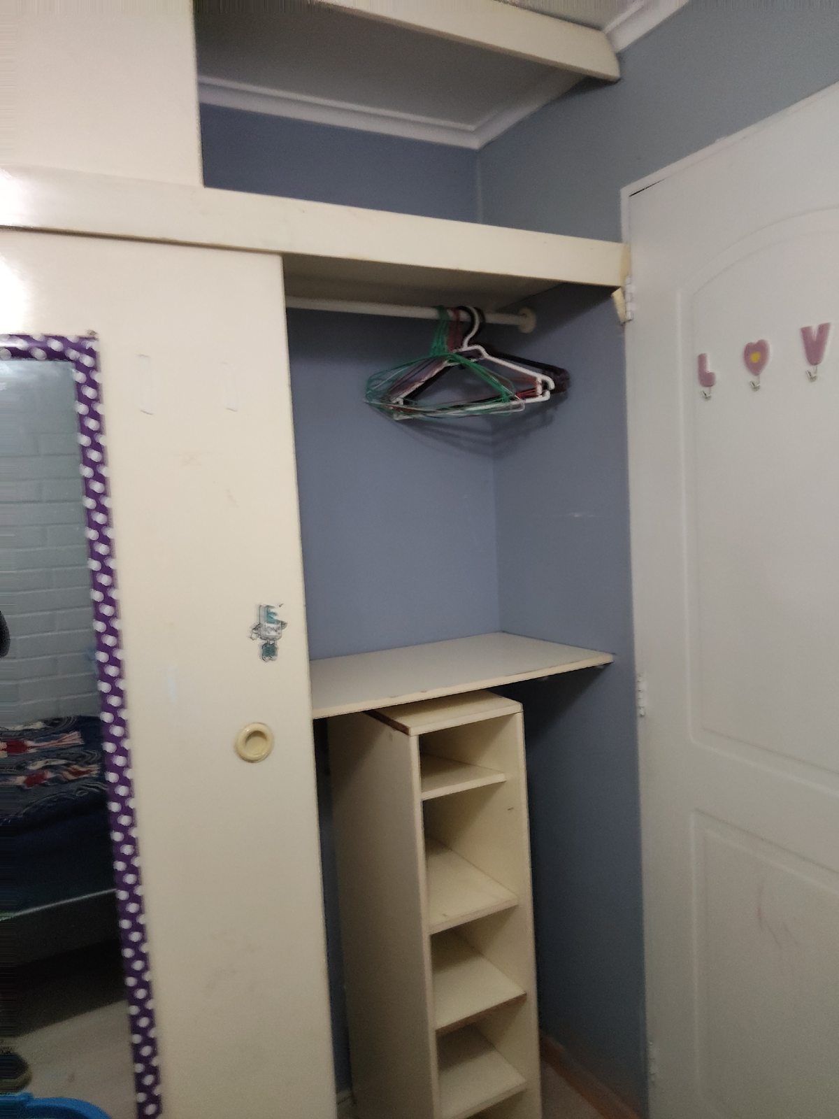 Dormitorio con closet