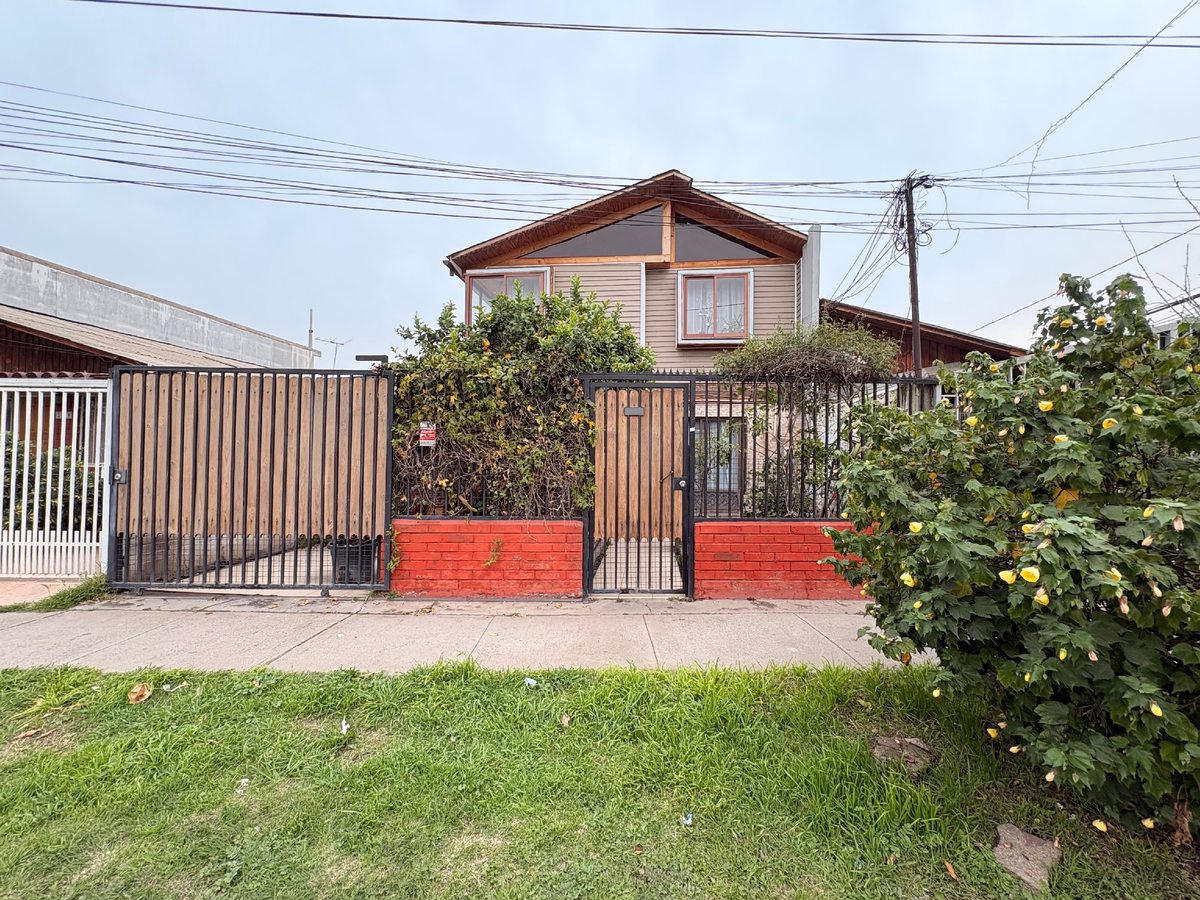Casa Remodelada con Amplios Espacios en Villa Pehuén, Maipú.