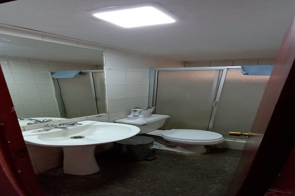 BAÑO CON SHAWERDOOR