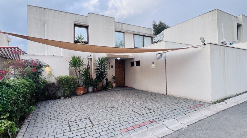 Casa en Venta en Peñalolén, Calle el embalse con consistorial