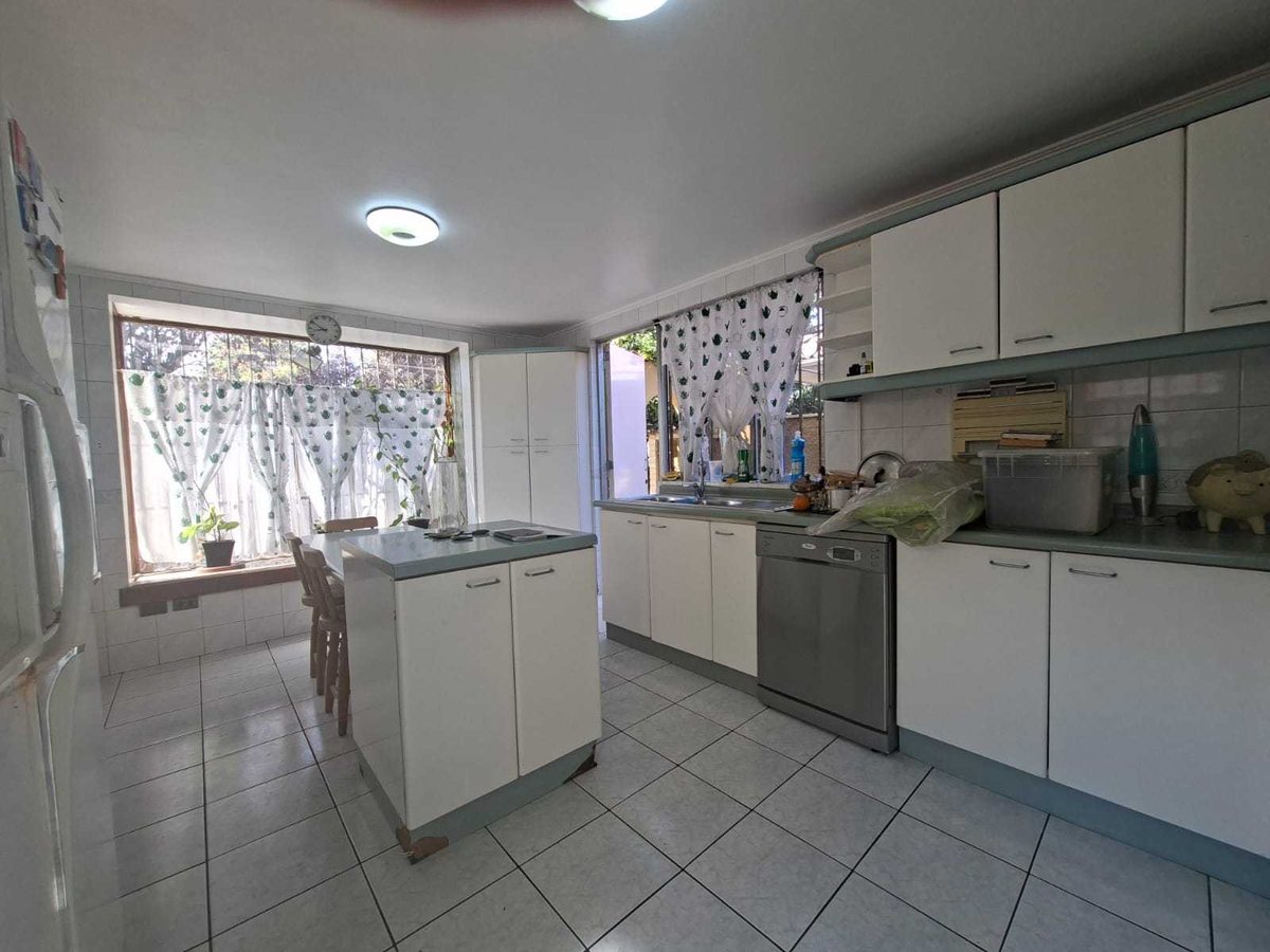 Casa en Venta en Peñalolén, Casa en Venta, 4 dorm, 3 baños, servicio (158156)