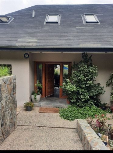 Casa en Venta en Peñalolén, Casa en venta de 7 dorm. 5baños en arboretum peñalolén