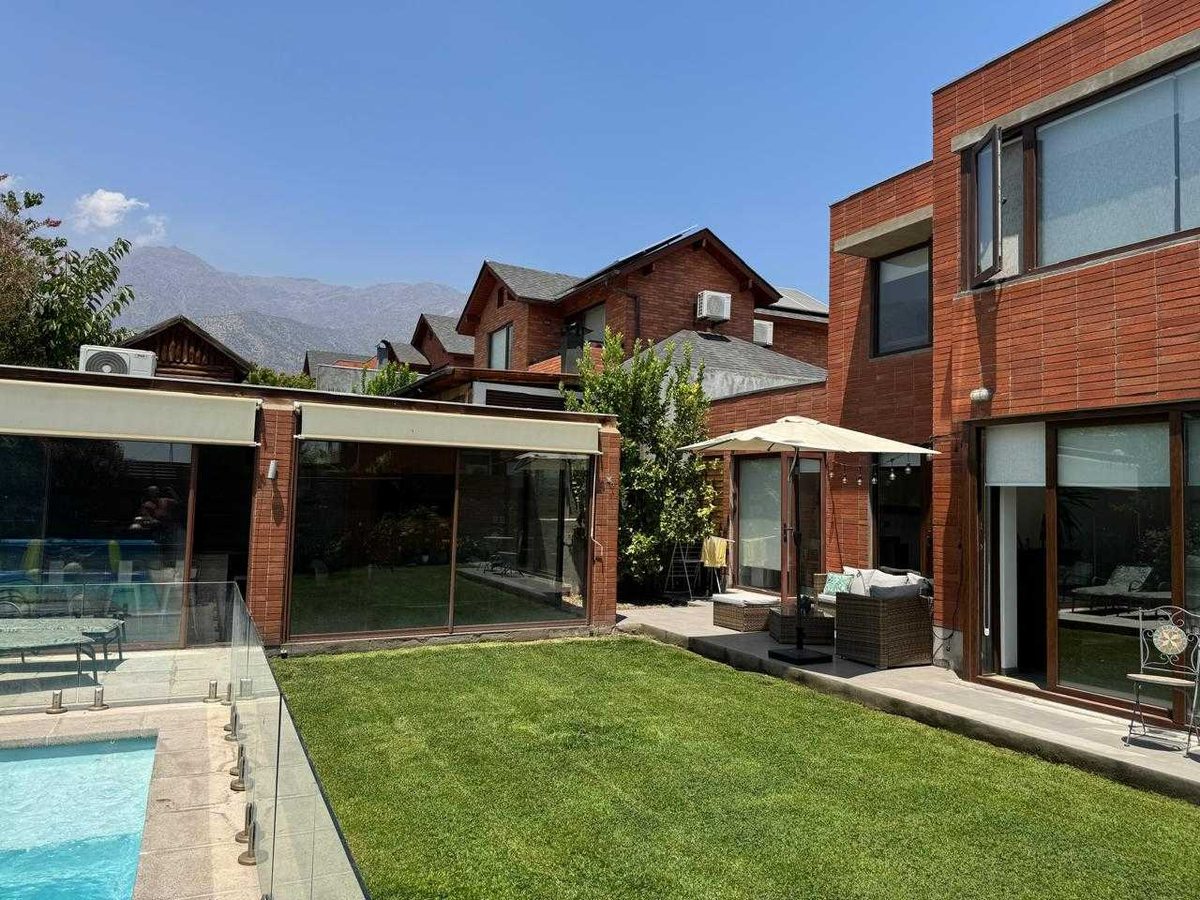 Casa en Venta en Peñalolén, Espaciosa casa en condominio cerrado (143470)