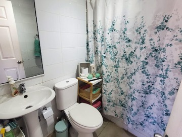 Baño completo con tina y excelente estado de conservación.