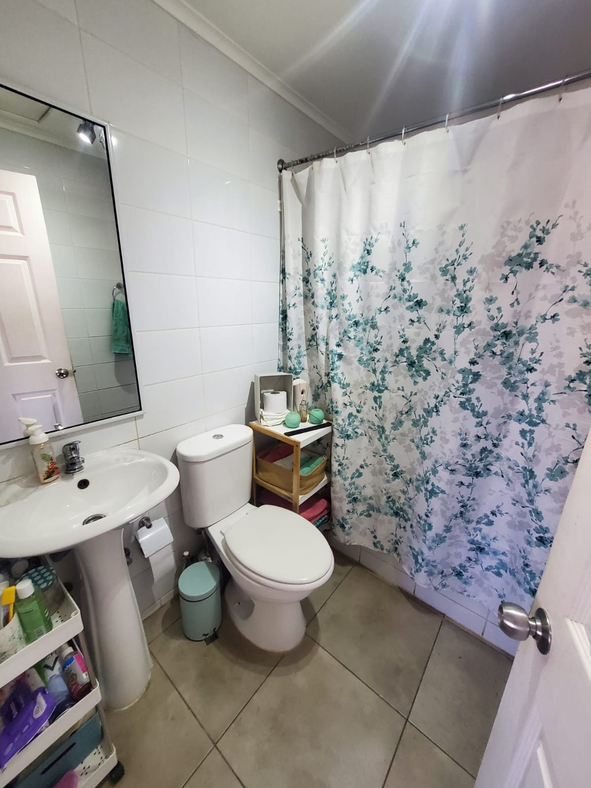 Baño completo con tina y excelente estado de conservación.