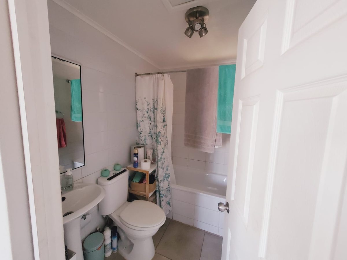 Segunda vista del baño completo con ventilación natural.