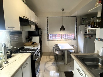 cocina con mesa de diario