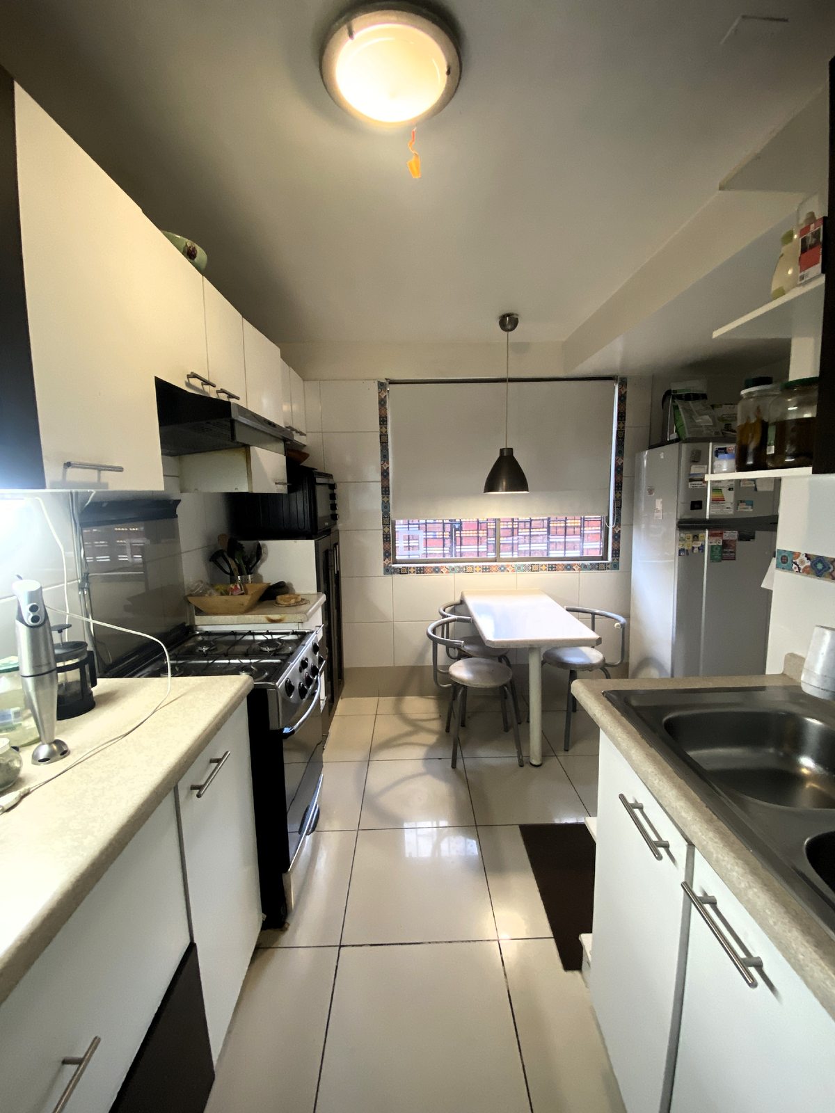 cocina con mesa de diario