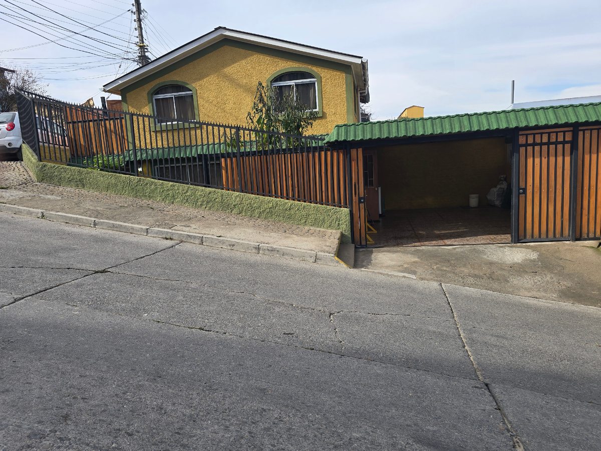 FRENTA CASA PORTON ABIERTO