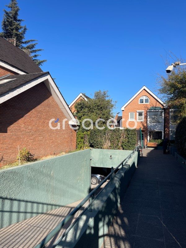 Casa en Venta en Vitacura, Casa en condominio con estacionamiento subterráneo