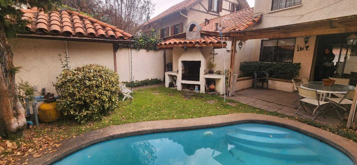 Casa en Venta en Vitacura, Linda casa muy bien ubicada con piscina (167350)