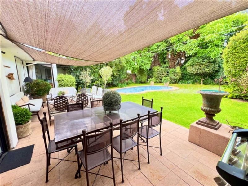 Casa en Venta en Vitacura, Excelente casa con gran y lindo jardin con piscina, muy buen sector¡¡¡