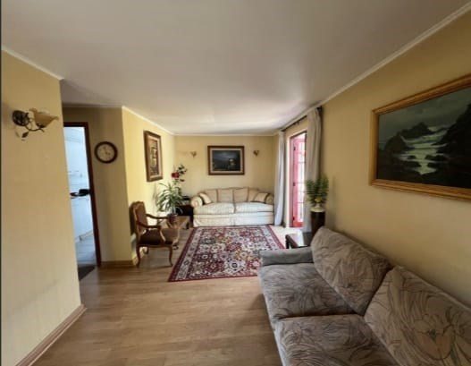 Casa en Venta en Vitacura, Vende casa dos pisos. 3d 3b. Piscina y jardín. Vitacura