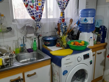 Conexión a lavadora y amplia ventana en cocina