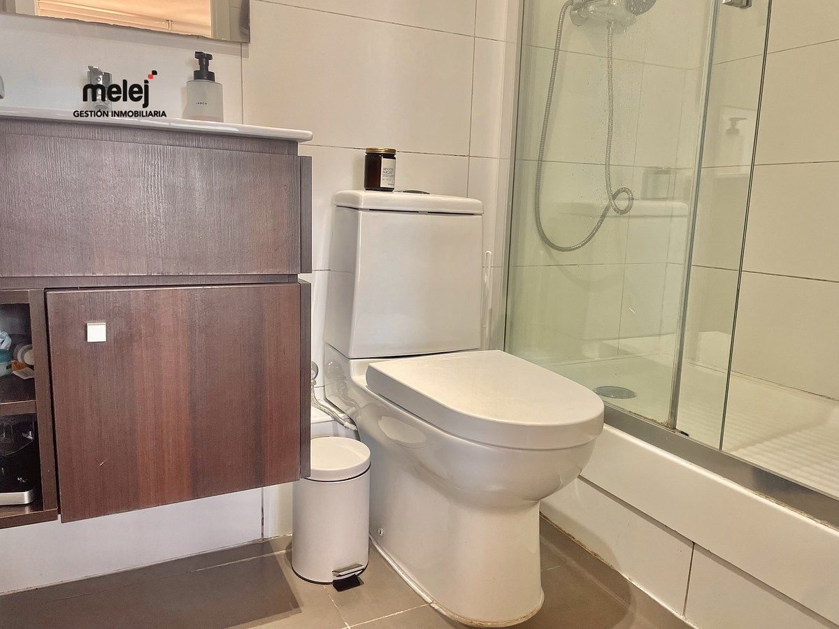 Baño en suite, shower door y ventilación natural.