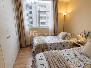 Dormitorio para 2 camas de plaza y media, con closet