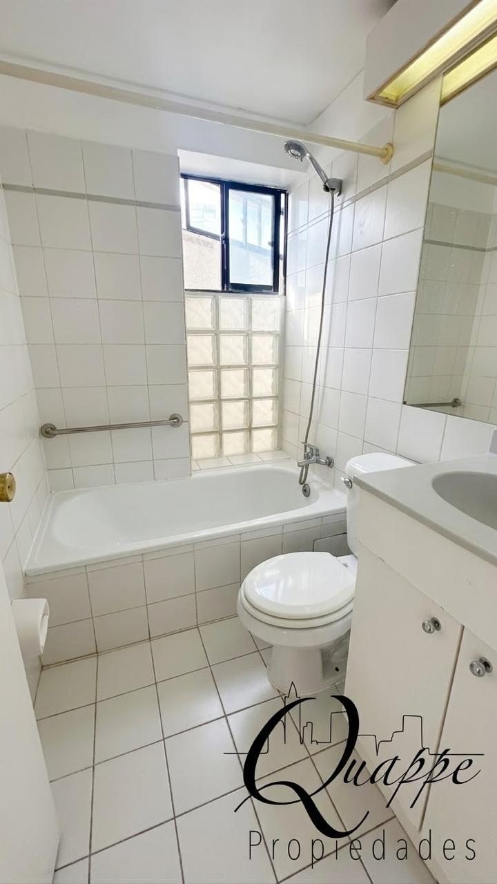 Baño en suite con ventana