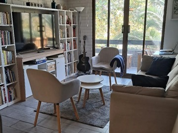 Living con espacio para mueble para libros y tv
