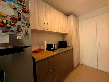 Cocina semi-integrada con pasaplatos y encimera a gas