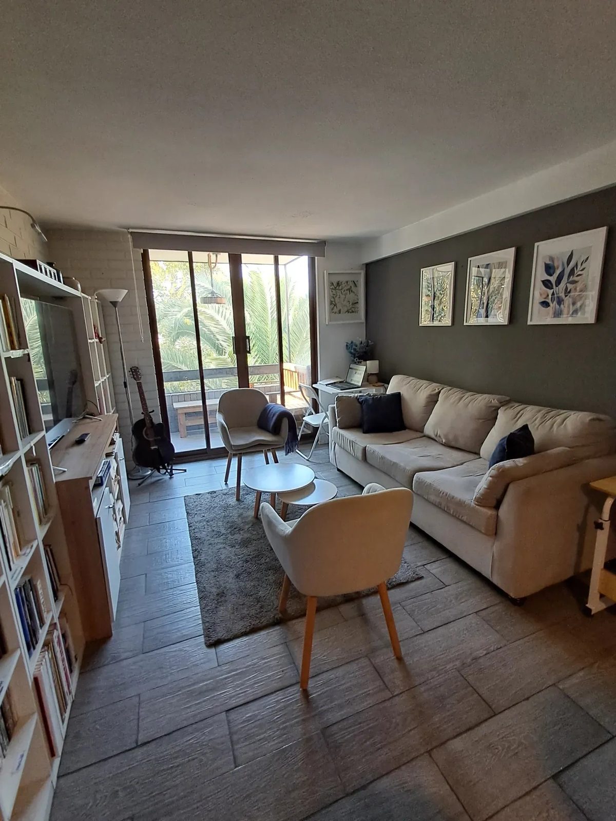 Living con acceso a terraza, espacio para sofá de 2 mts.