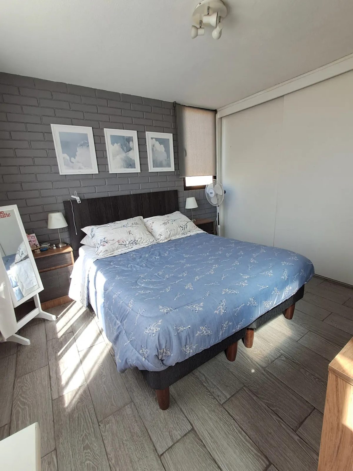 Dormitorio principal amplio con espacio para escritorio