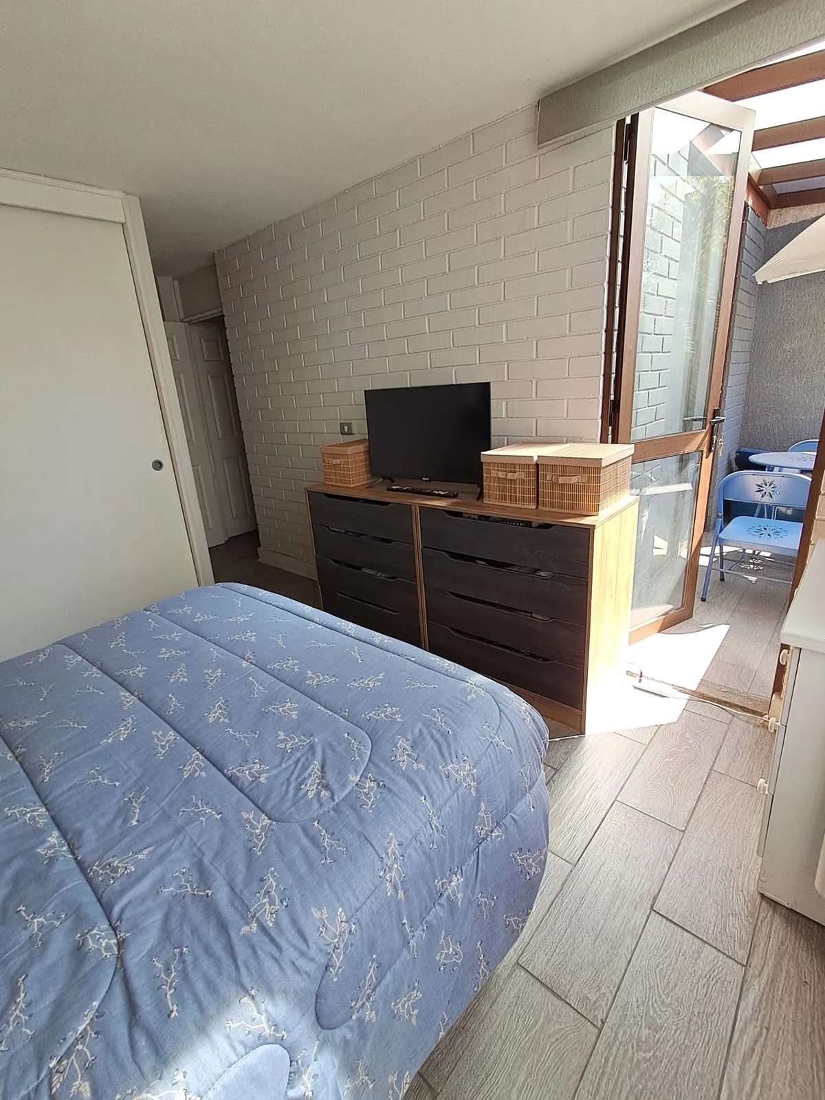 Dormitorio principal con salida a terraza techada termopanel