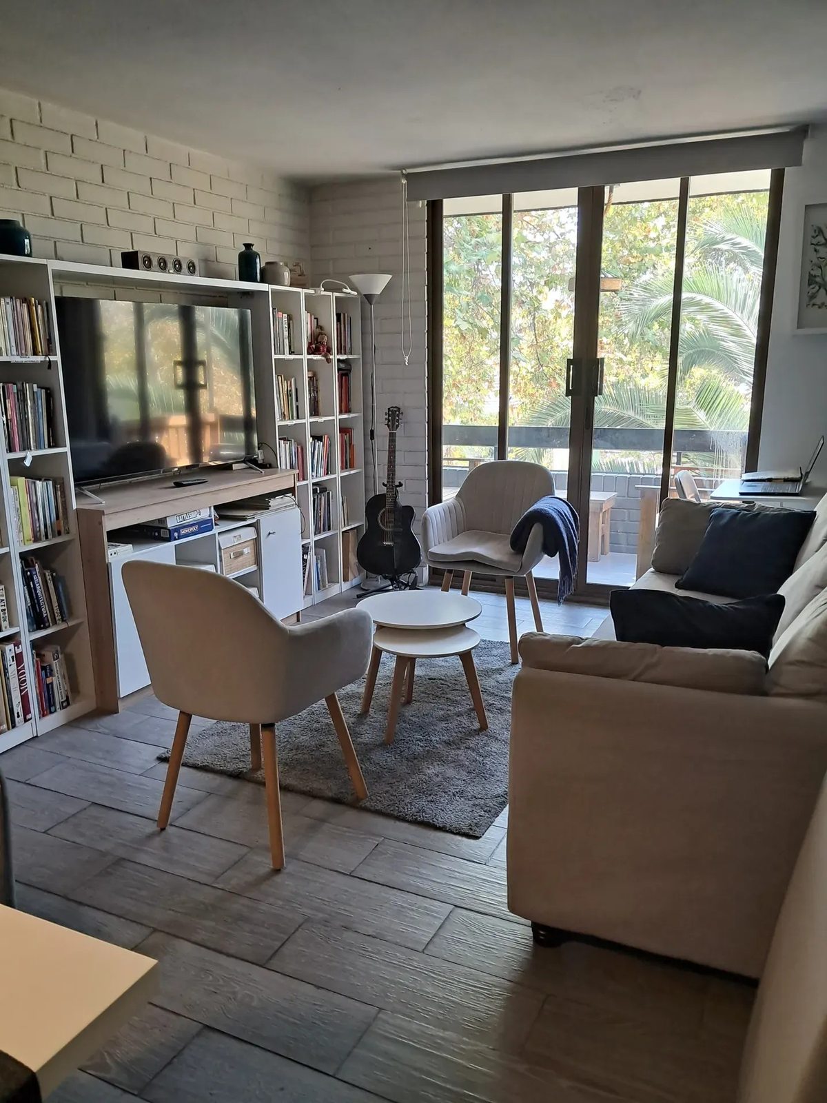 Living con espacio para mueble para libros y tv