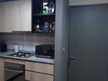 Cocina y puerta de acceso