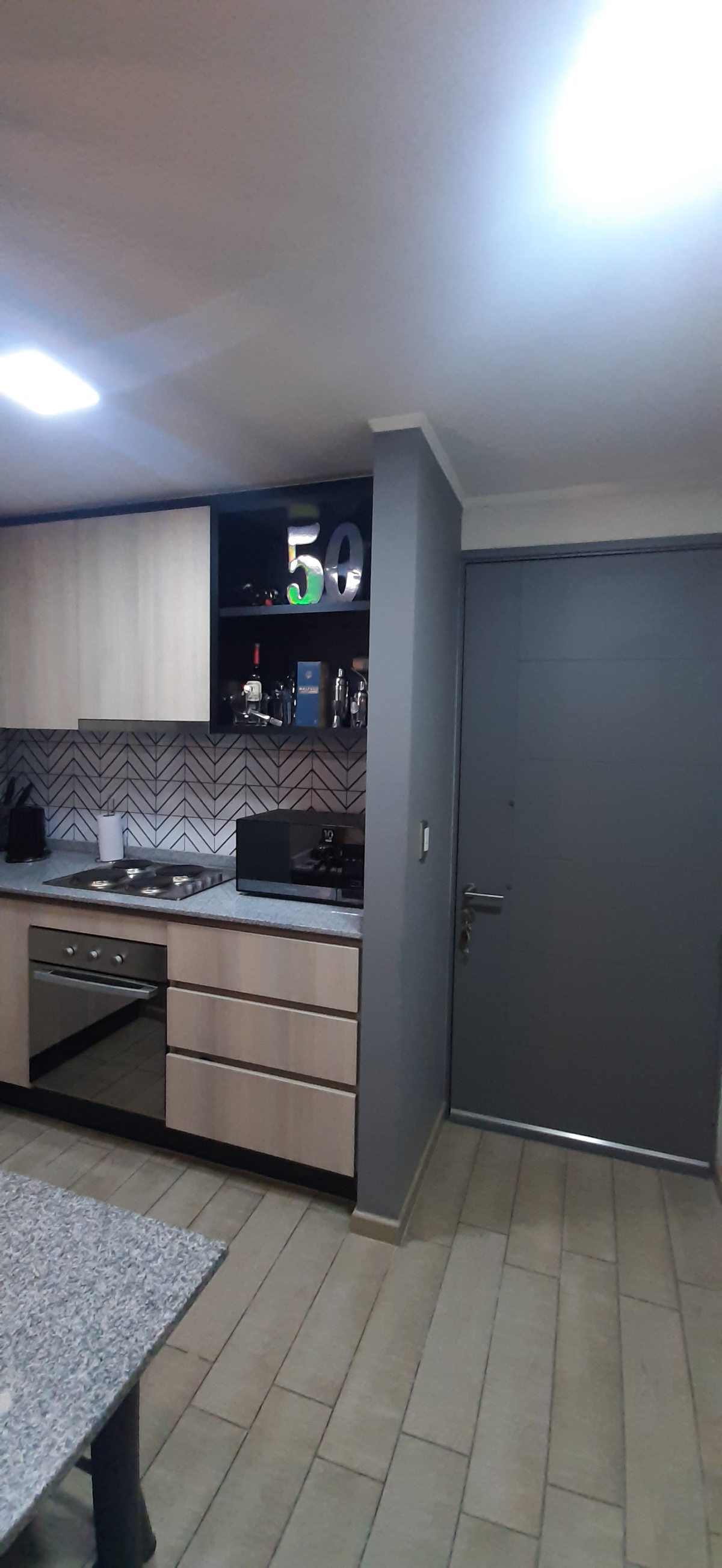 Cocina y puerta de acceso