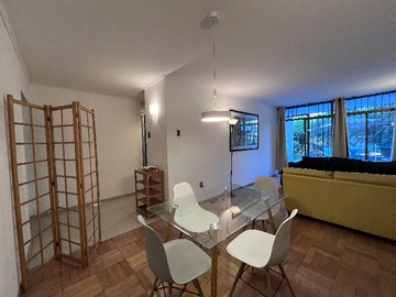 Comedor con vista al living y salida al patio