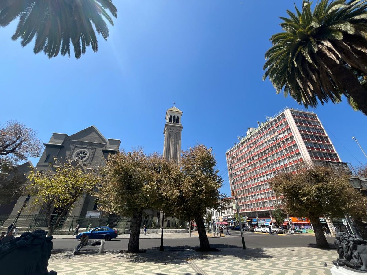 Plaza y edificio detrás
