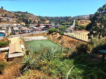 vista a la cancha y Cesfam