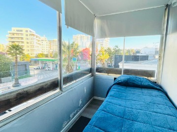 Dormitorio con vista a la Avenida Principal