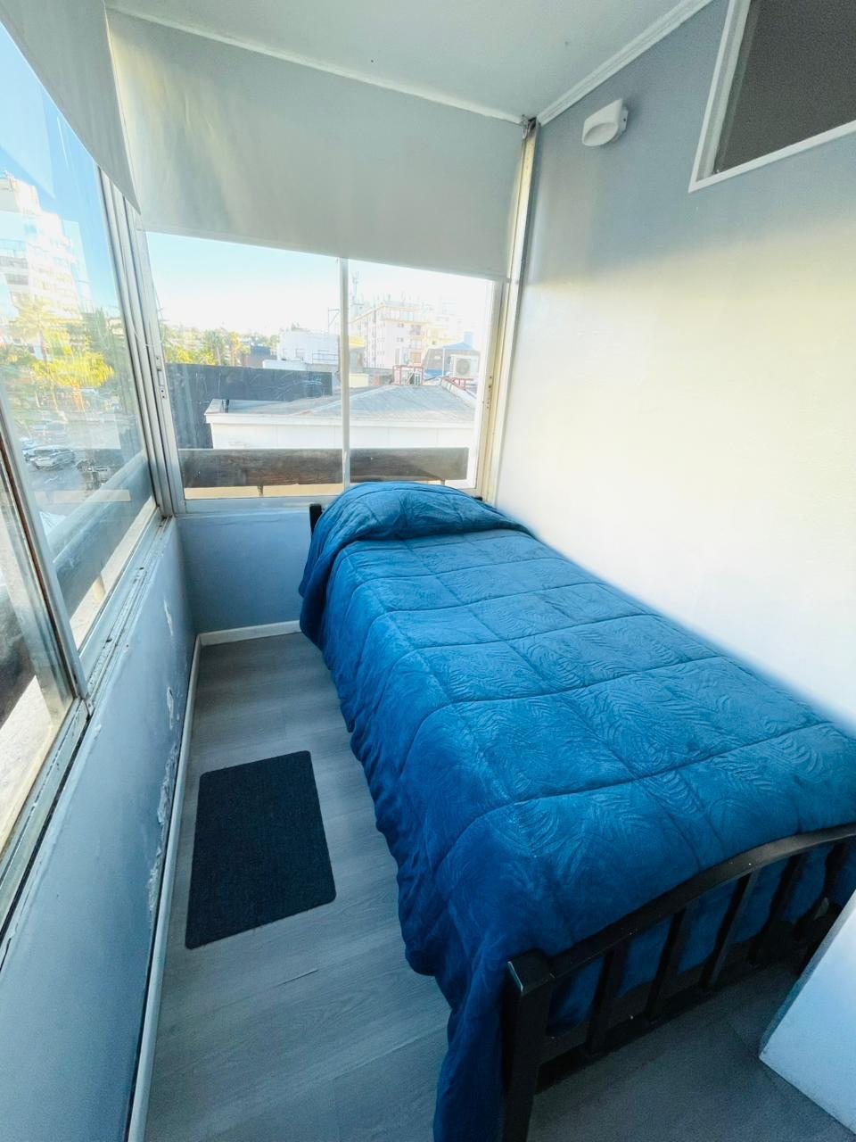 Dormitorio con vista a la Avenida Principal
