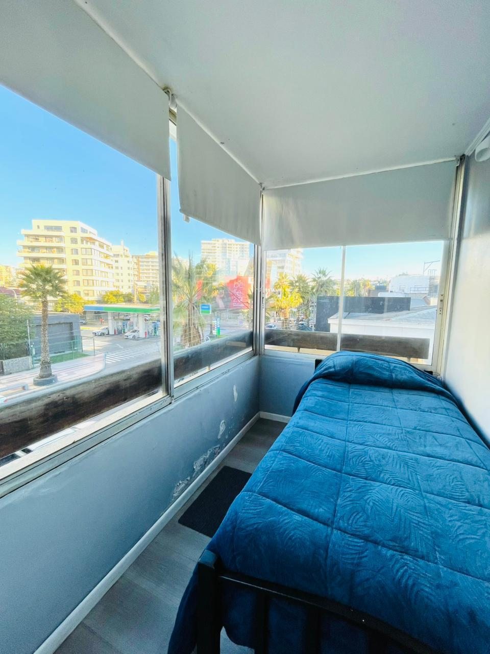 Dormitorio con vista a la Avenida Principal