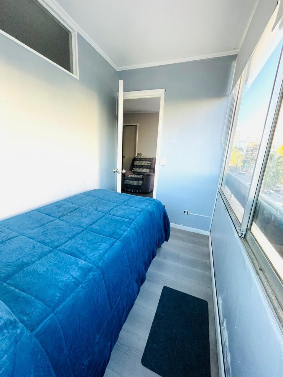 Dormitorio con vista a la Avenida Principal