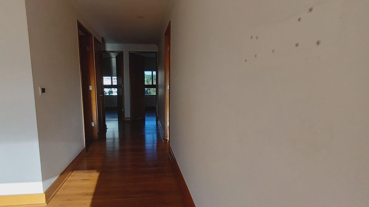 Pasillo hacia dormitorios desde sala de estar