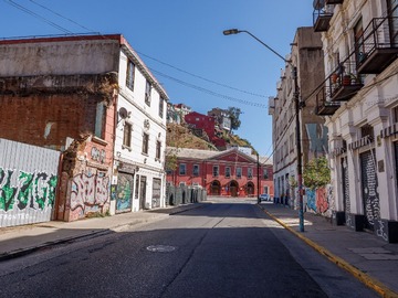 Calle con alumbrado público y vialidad pavimentada