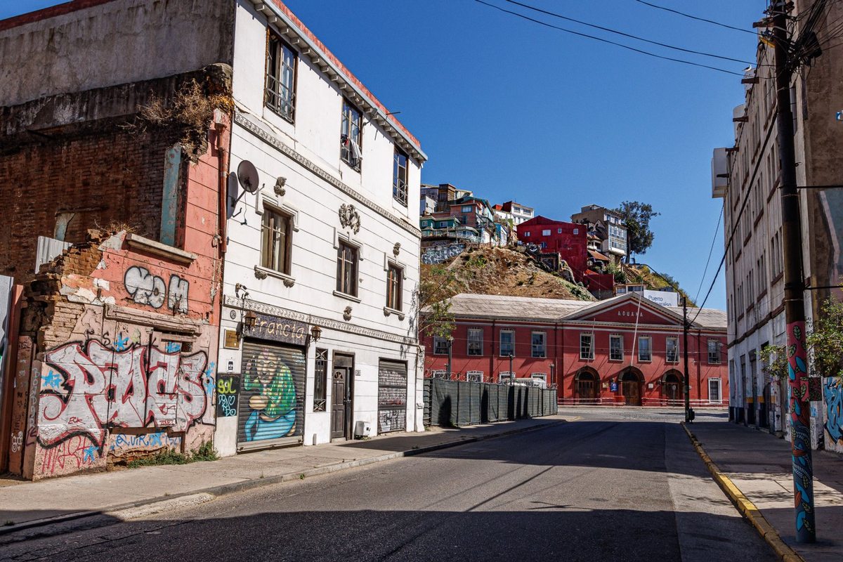 Aduana al final de calle Cochrane