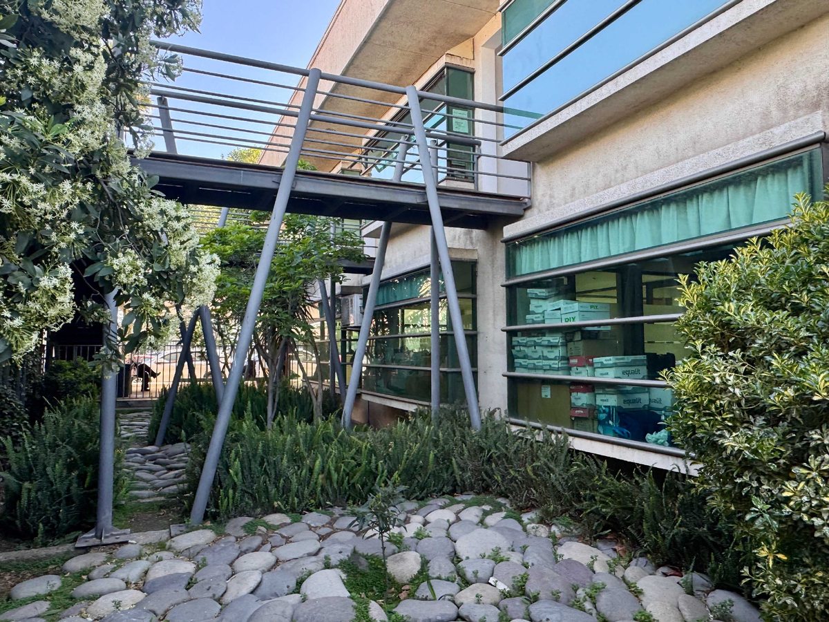 Oficina en Venta en Colina, Edificio en sector comercial y administrativo (135835)