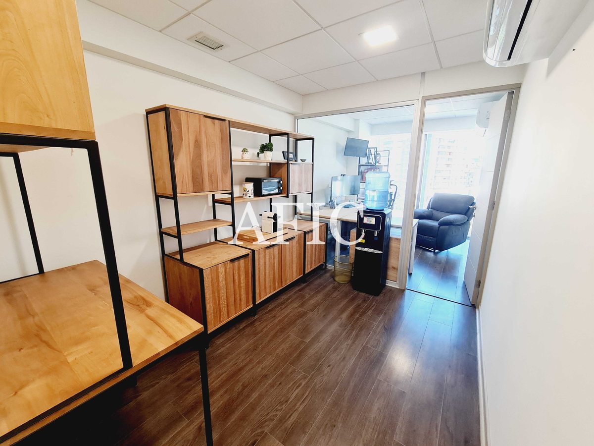 Oficina en Venta en Las Condes, Espacio de Trabajo Versátil y Luminoso (139984)