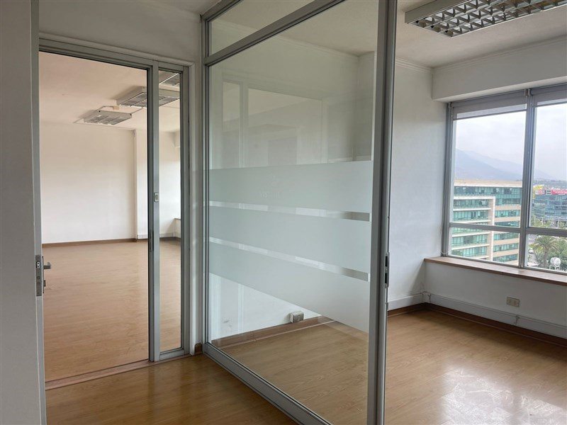 Oficina en Venta en Lo Barnechea, Amplia y comoda of cina en importante centro de negocios en avl la dehesa frente al portal