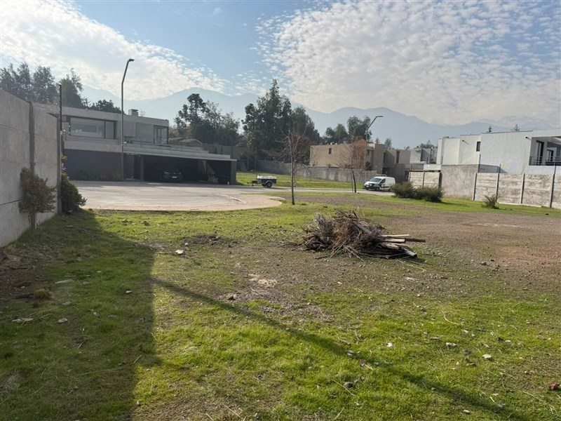Sitio en Venta en Lo Barnechea, Increible sitio en exclusivo condominio cercano a colegios y centros comerciales