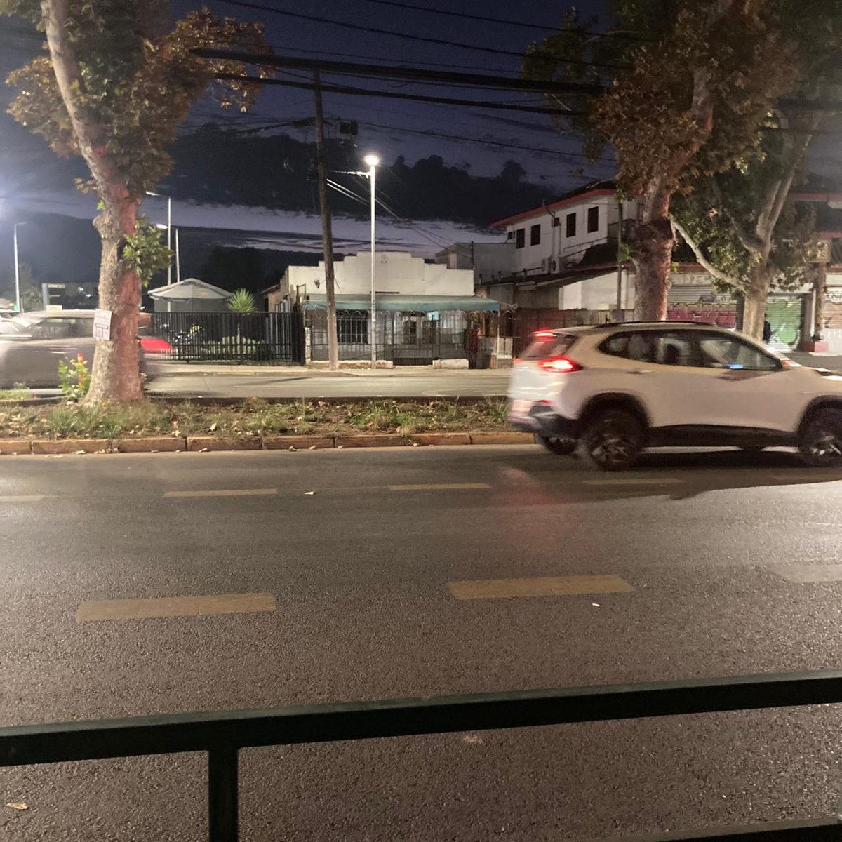 frontis en la avenida