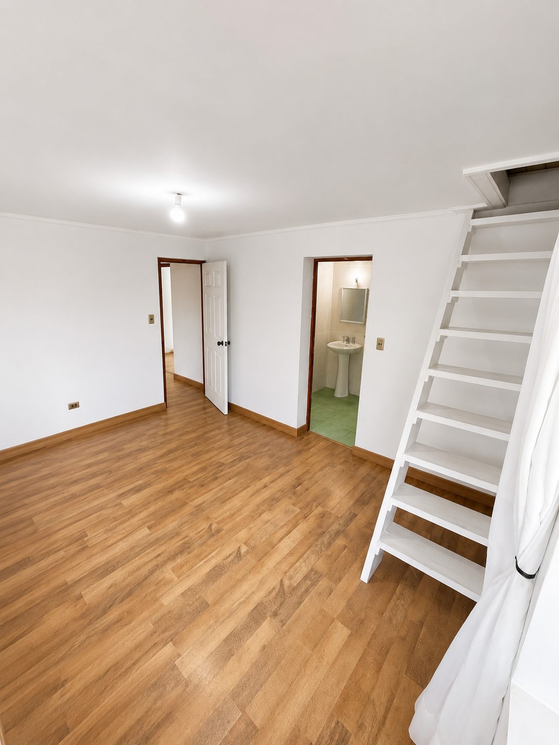 PIEZA 3 CON ATICO Y BAÑO PRIVADO